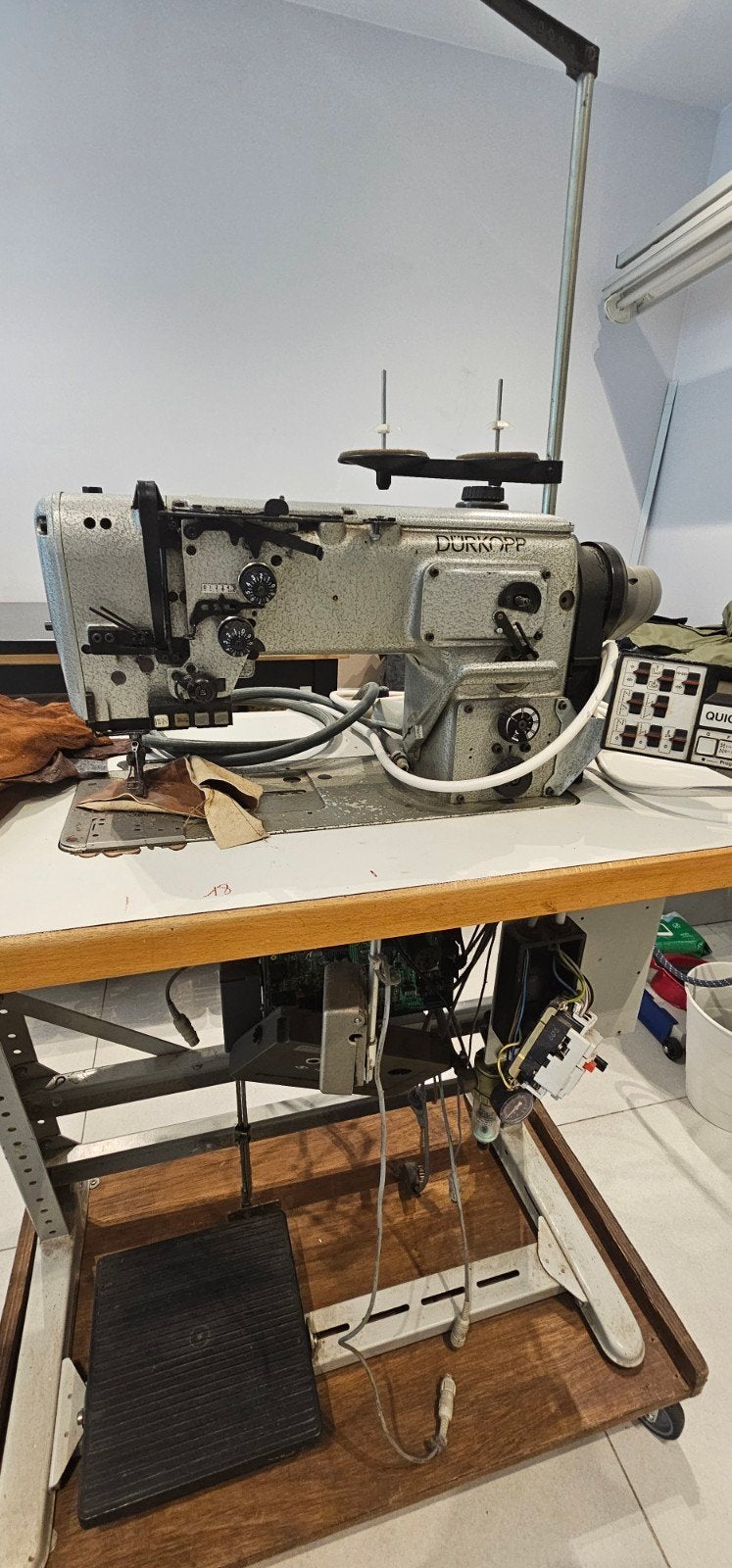 Machine à coudre pour le cuir Durkopp, Hobby & Loisirs créatifs, Machines à coudre & Accessoires