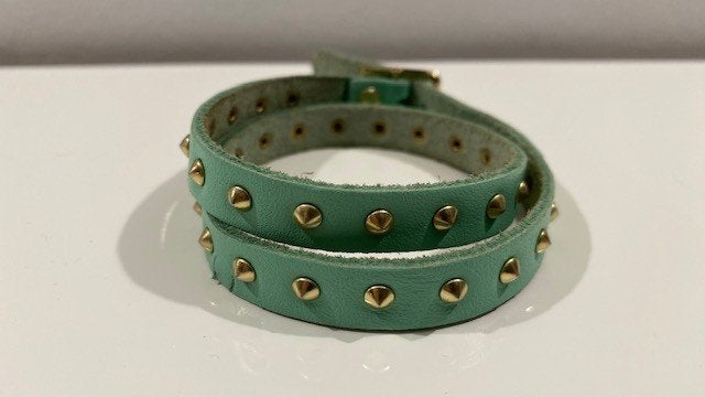 Muntgroene armband met gouden studs, Ophalen of Verzenden, Gebruikt, Groen