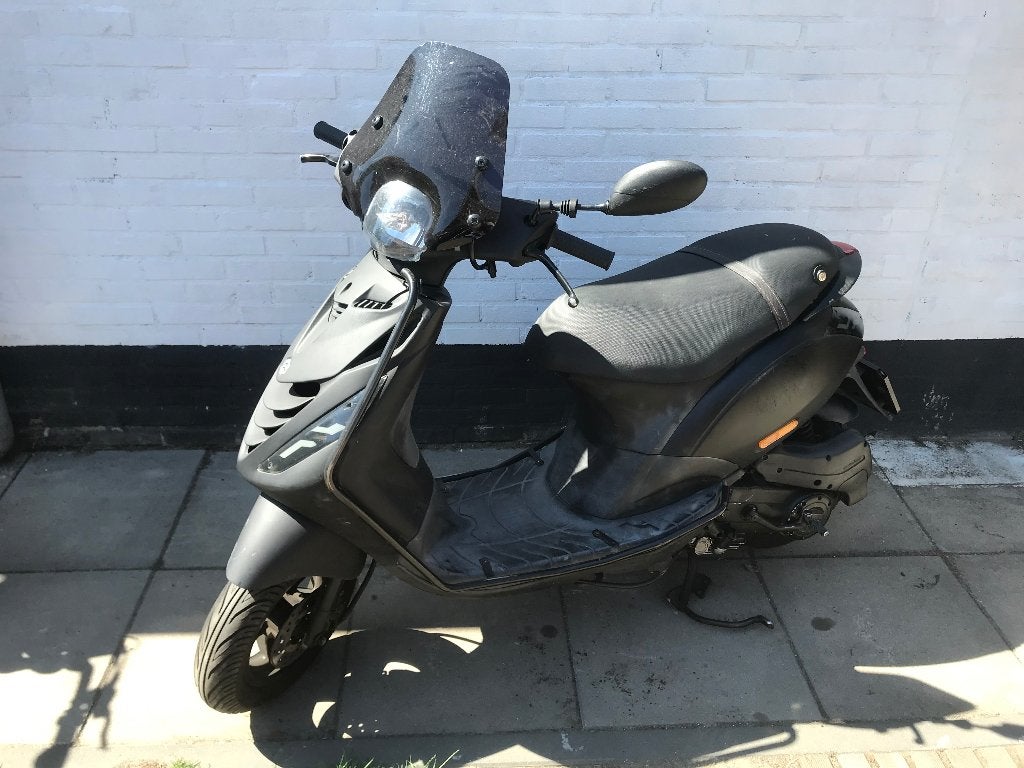 Coole 2017 Zip 4T B-klasse, Vélos & Vélomoteurs, Scooters | Piaggio, Utilisé, Zip, Classe B (45 km/h), Essence, Enlèvement