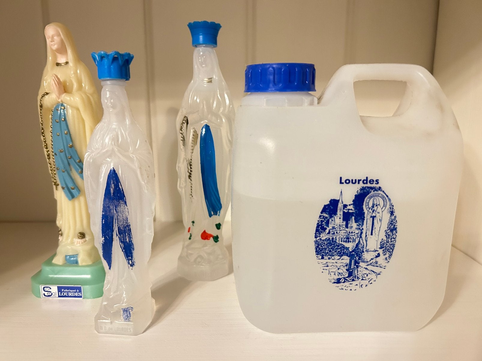 Lot van 3 Maria Lourdes en 1 bidon Lourdes water, Ophalen of Verzenden, Gebruikt, Beeld(je), Christendom | Katholiek