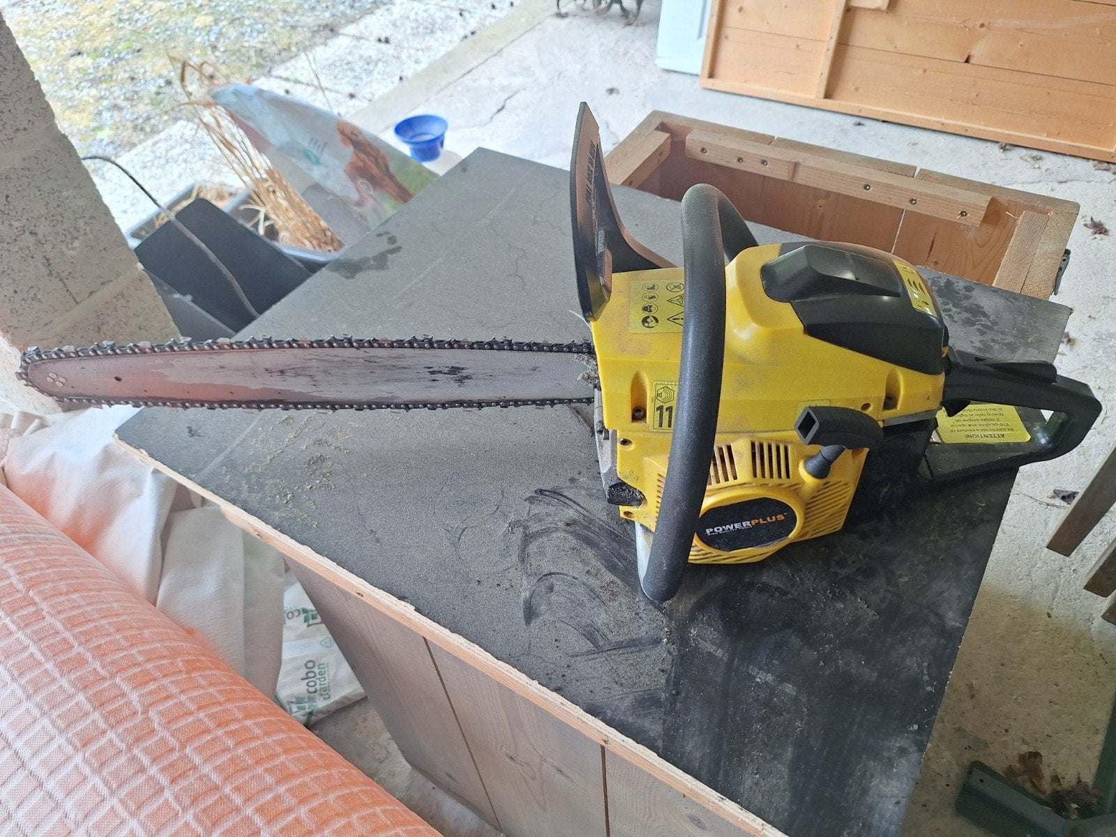 Benzine kettingzaag powerplus powxg10231, Bricolage & Construction, Outillage | Scies mécaniques, Enlèvement, Tronçonneuse