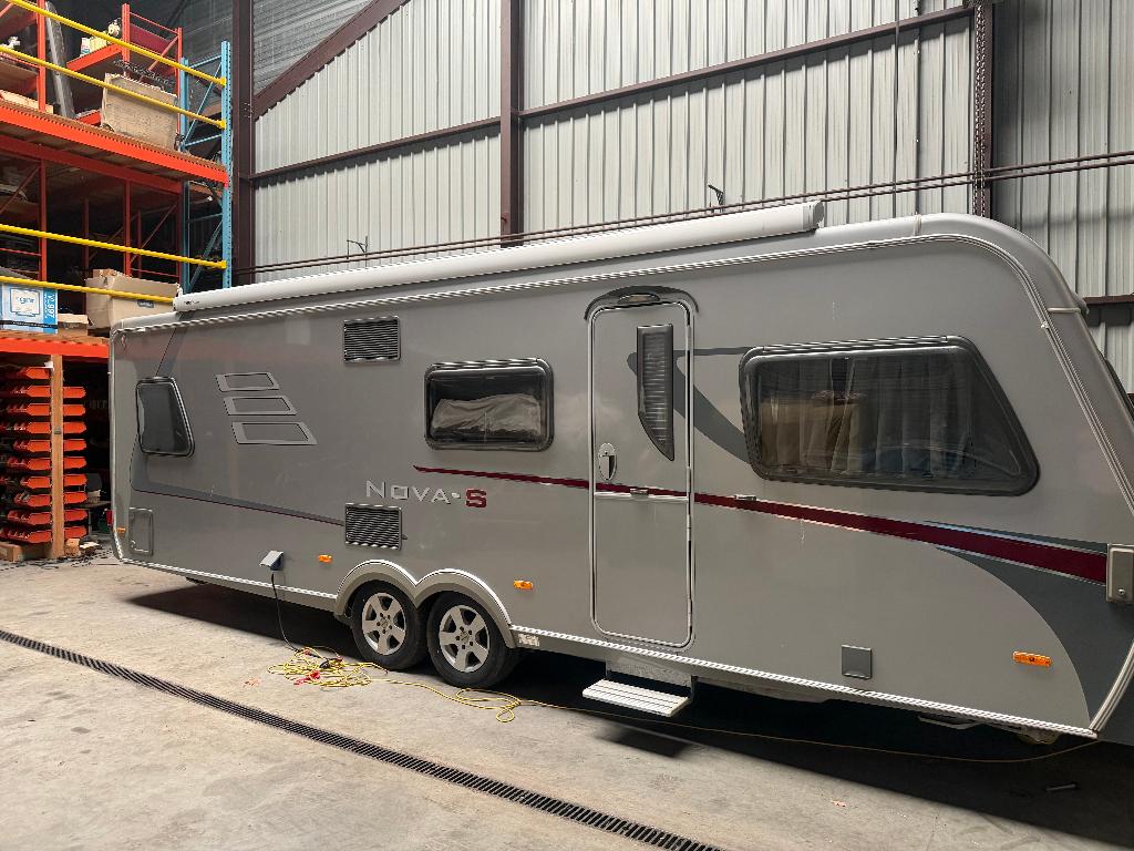 caravan Eriba Nova S 690 in zeer goede staat, Rondzit, Frans bed, Microgolfoven, Particulier