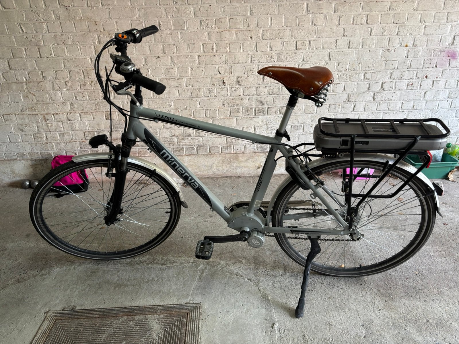 Elektrische  mannen fiets merk MINERVA(estrel) licht grijs, Ophalen, Zo goed als nieuw