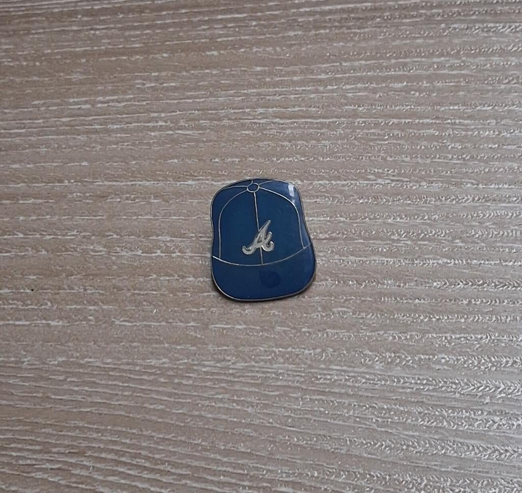 PIN - ATLANTA BRAVES - BASEBALL CAP - HONKBAL, Ophalen of Verzenden, Gebruikt, Sport, Speldje of Pin