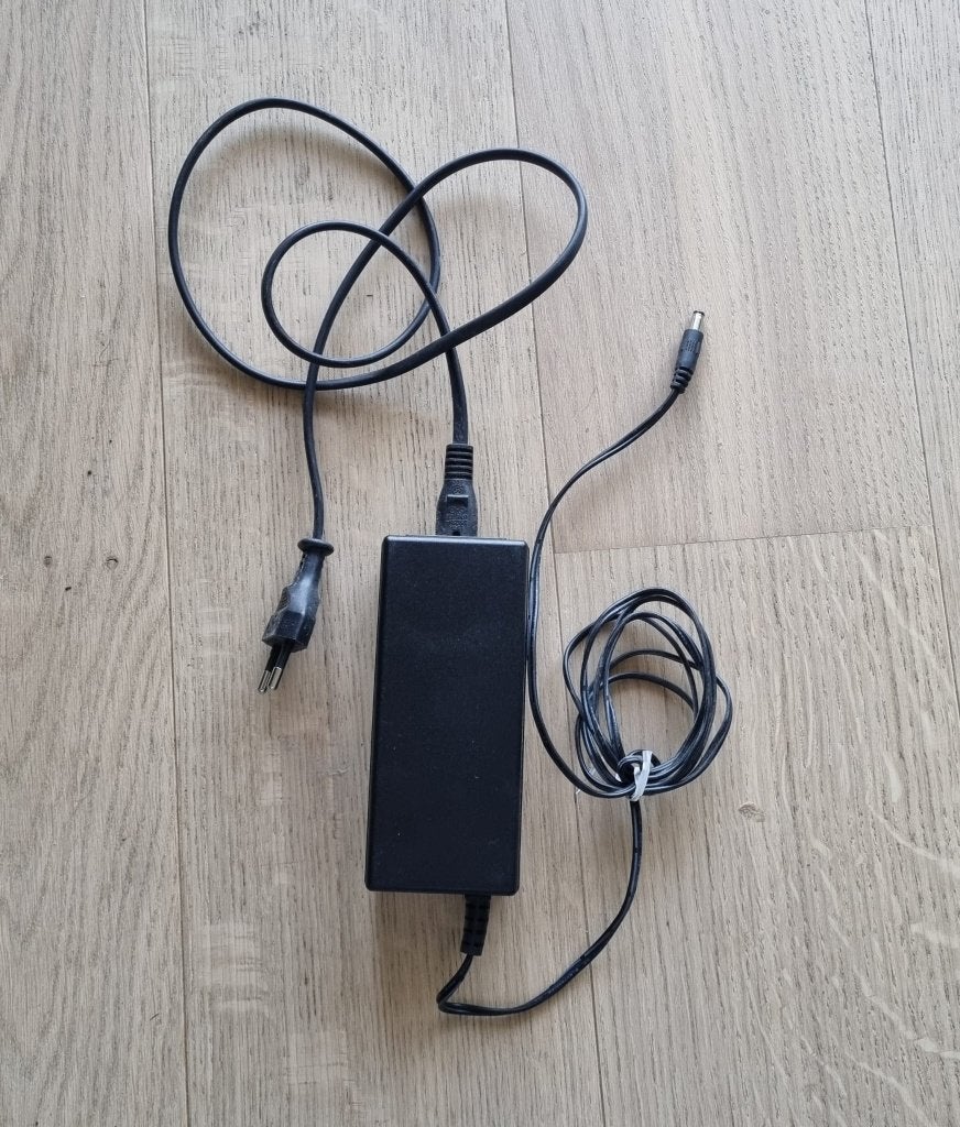 Universele 12V Voedingsadapter (1.67A / 20W), Computers en Software, Pc- en Netwerkkabels, Ophalen of Verzenden, Zo goed als nieuw