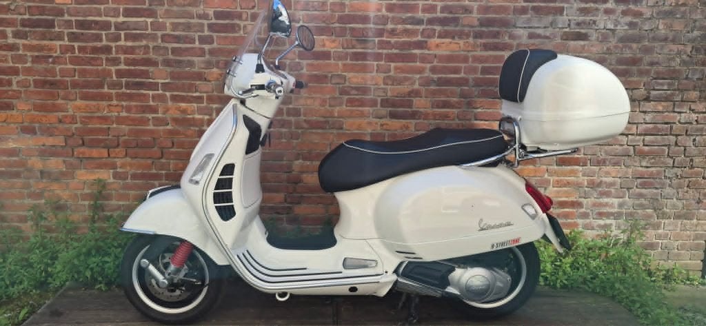Vespa GTS 125 Super wit topkoffer Piaggio, Scooter, Entreprise, Jusqu'à 11 kW, 1 cylindre