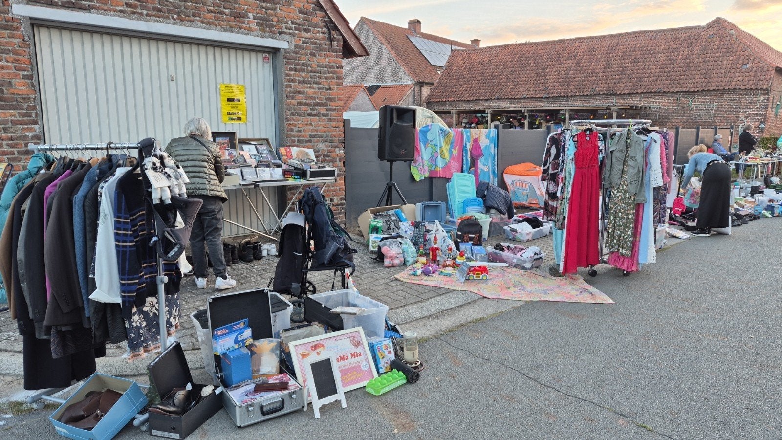 inboedel voor rommelmarkt: koffers cds.kledij.enz..., Ophalen of Verzenden