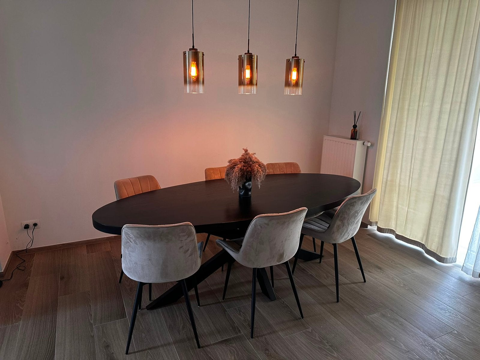 Tafels en zetels en hanglamp, Comme neuf, 100 à 150 cm, Enlèvement, Modern