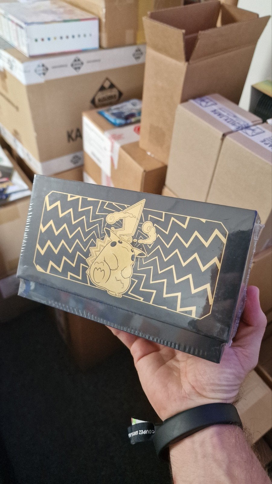 Pokémon Radiant Energy Pikachu gift box, Ophalen of Verzenden, Nieuw, Boosterbox, Foil