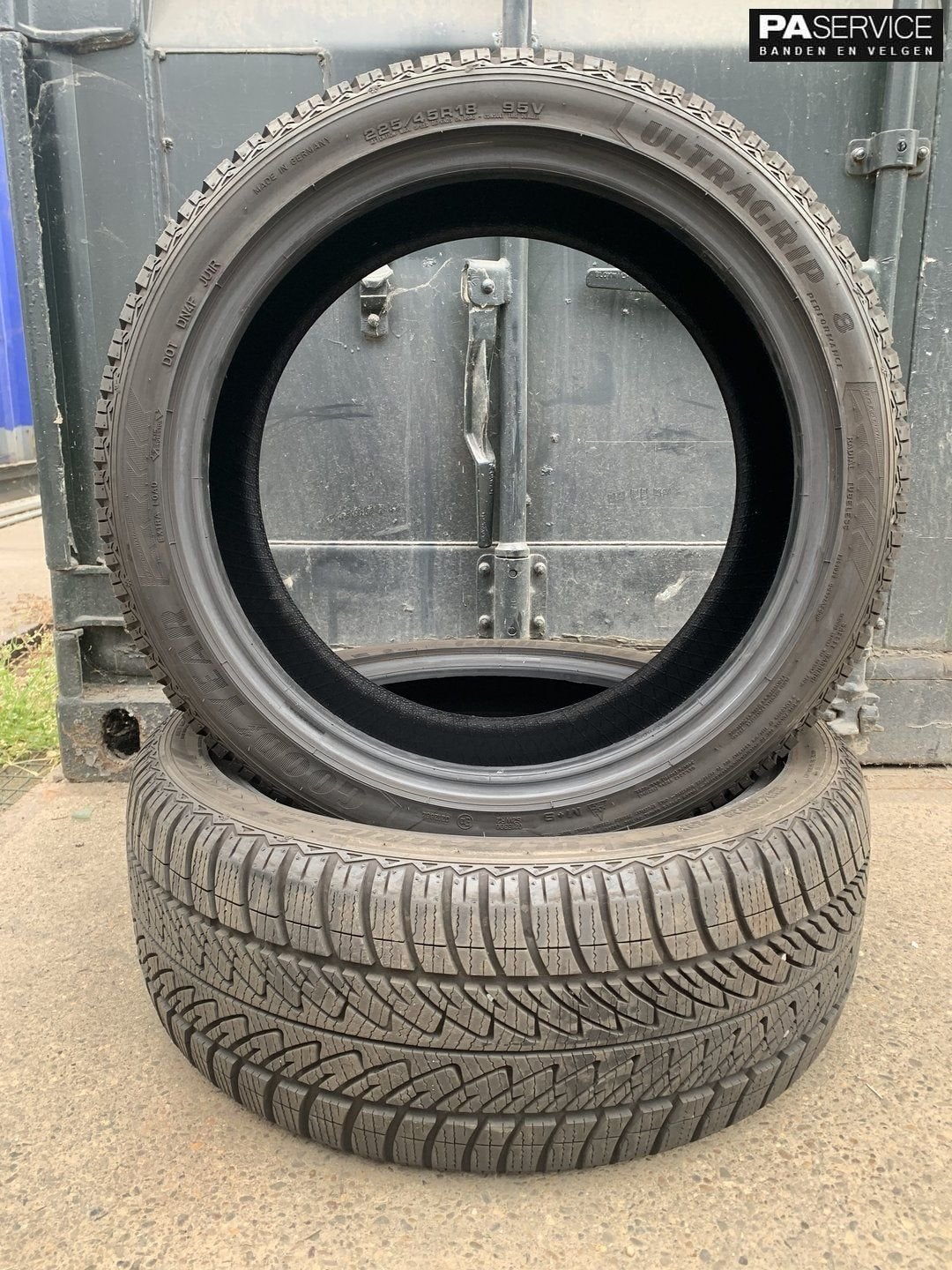 2x Goodyear Ultragrip 225 45 18 winterbanden met 6.8 mm, Gebruikt, Velg(en), -, -