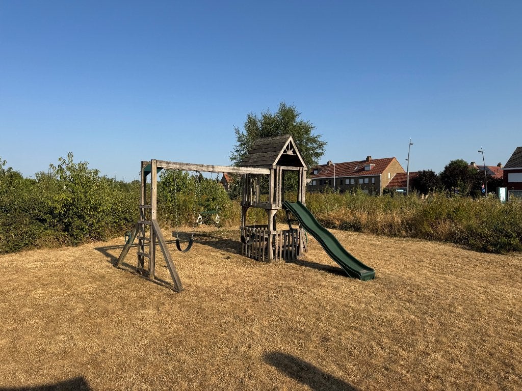 Speelhuisje met schommel en glijbaan, Kinderen en Baby's, Speelgoed | Buiten | Speelhuisjes, Ophalen, Gebruikt, Hout
