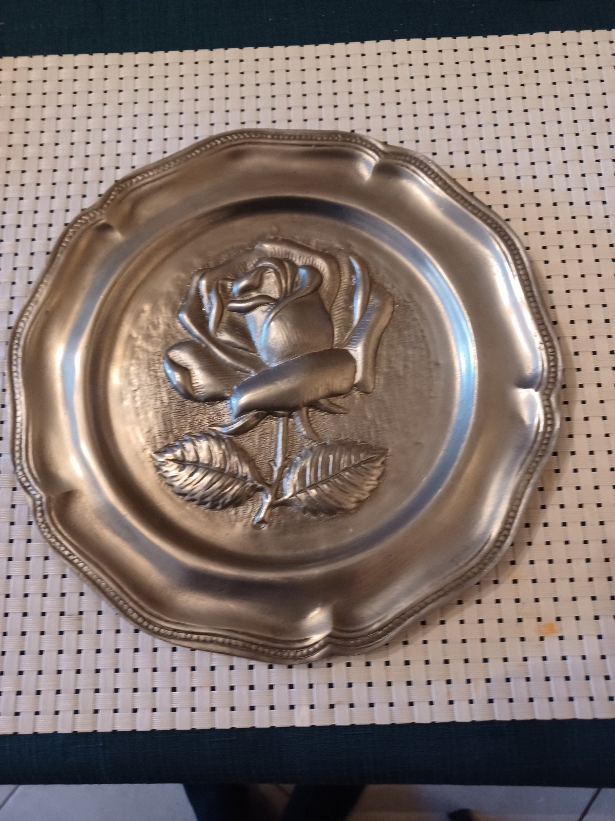 Assiette en étain, Enlèvement