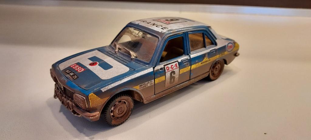 uitverkoop oude speelgoedauto Peugeot 504 GL, nu  12 euro, Envoi