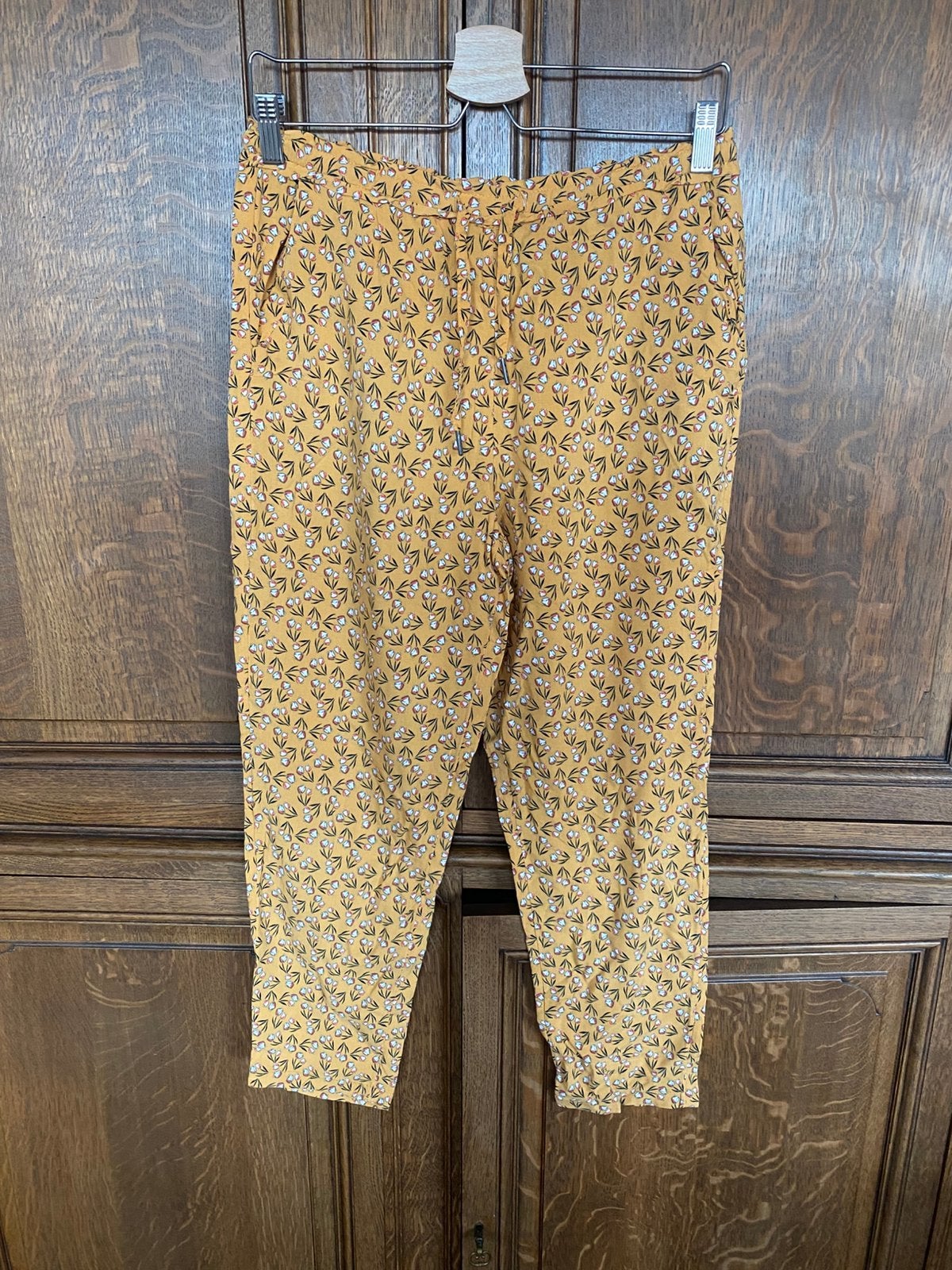 Pantalon fleuri moutarde Kiabi, Vêtements | Femmes, Culottes & Pantalons, Taille 38/40 (M), Comme neuf, Longs, Jaune