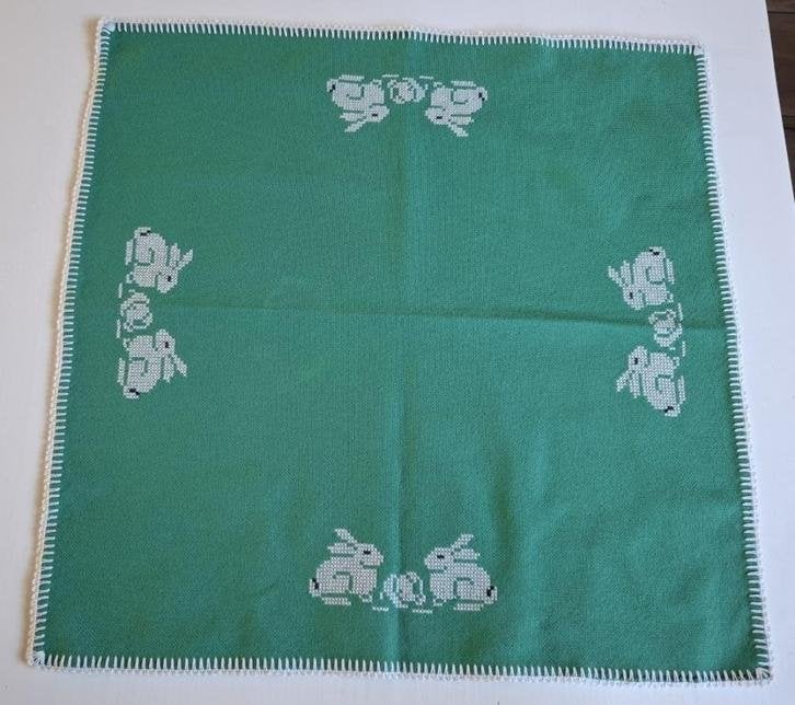 Vintage geborduurd paas kleedje met haasjes, PASEN, Divers, Pâques, -, Utilisé, -, -