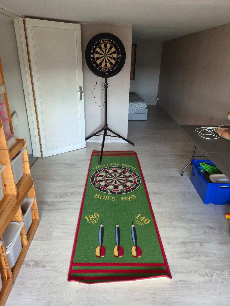 Complete Darts Set op Voet met Verlichting & Mat (6 Pijlen), Sport en Fitness, Ophalen, Zo goed als nieuw, Dartbord met pijlen