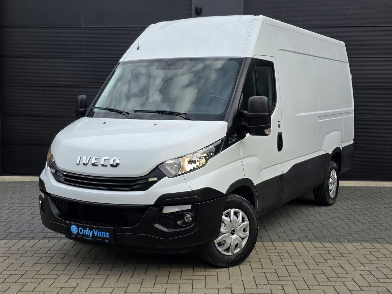 Iveco Daily 3.0D / 35-180 Hi-Matic / L3 H2 / Automaat / 350, Auto's, 2995 cc, Iveco, Wit, Bedrijf