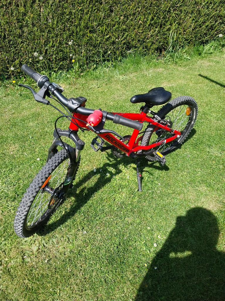 Vélo garçon rouge 20 pouces, Vélos & Vélomoteurs, Comme neuf, Vitesses, Décathlon, Frein à disque