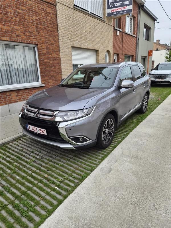 Full option praktische mooie Mitsubishi Outlander, Auto's, Automaat, Dealer onderhouden, 7 zetels, Diesel