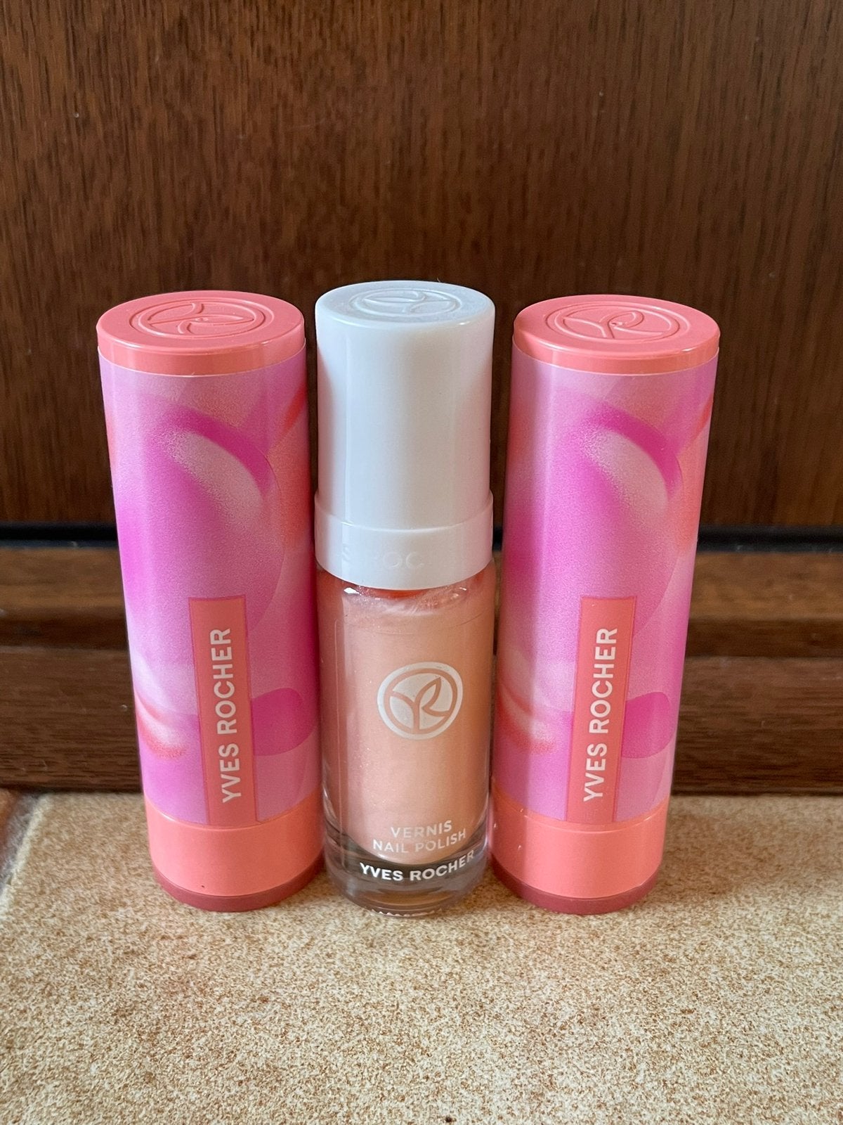 Set van 2 lipsticks en 1 jaar nagellak Nieuw!!!, Ophalen of Verzenden, Nieuw, Roze, Make-up