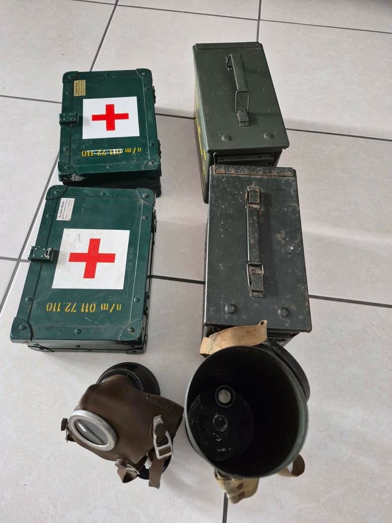 Leger koffertjes en gasmasker, Ophalen