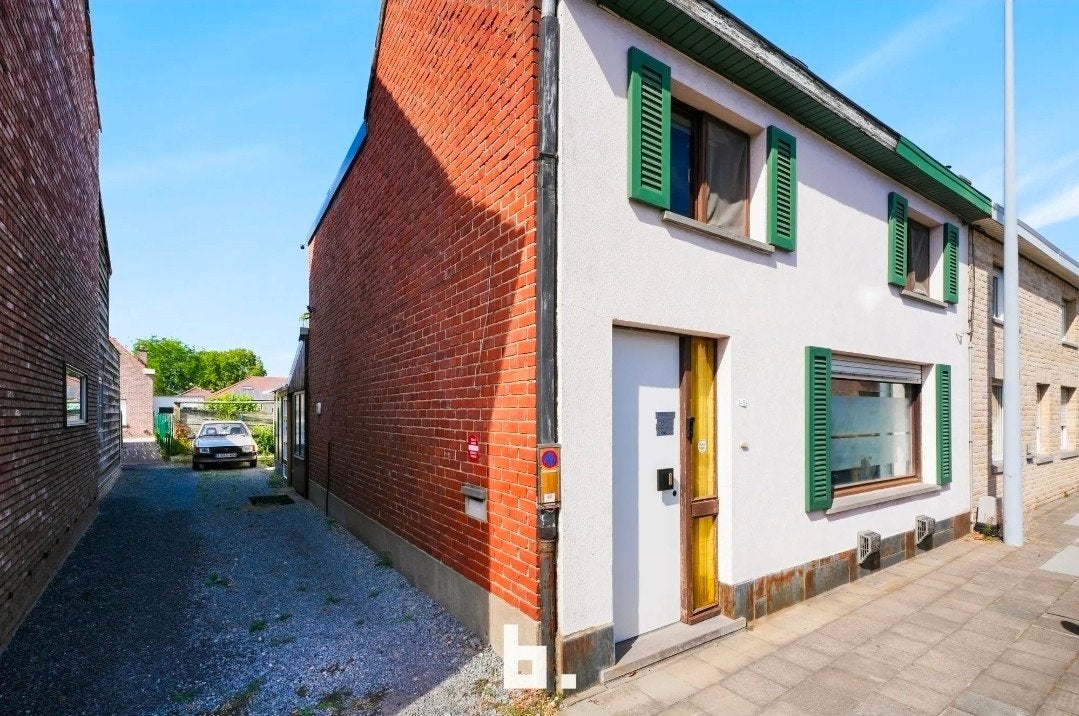 Maison mitoyenne avec garage à rénover., Immo, Maisons à vendre, 110 m², Province de Flandre-Occidentale, Jusqu'à 200 m², 2 pièces