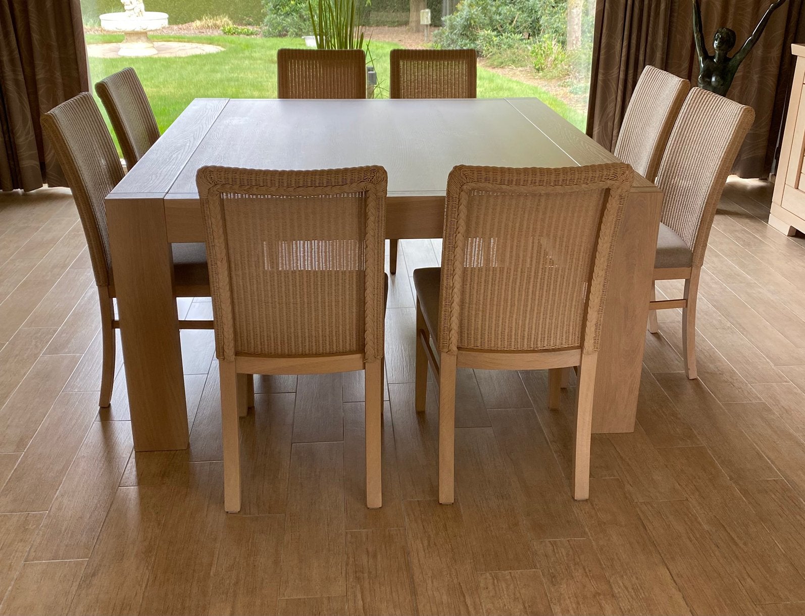 EetTafel 150 x 150 met 8 bijpassende stoelen met loomrug, Huis en Inrichting, Ophalen, Zo goed als nieuw, Vierkant, Modern