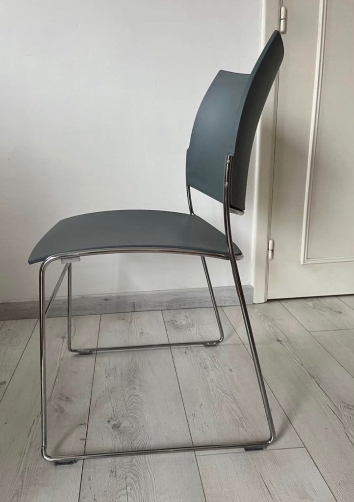 Chaise design incurvée Casala avec structure chromée grise, Maison & Meubles, Chaises, Gris, Synthétique, Comme neuf, Deux