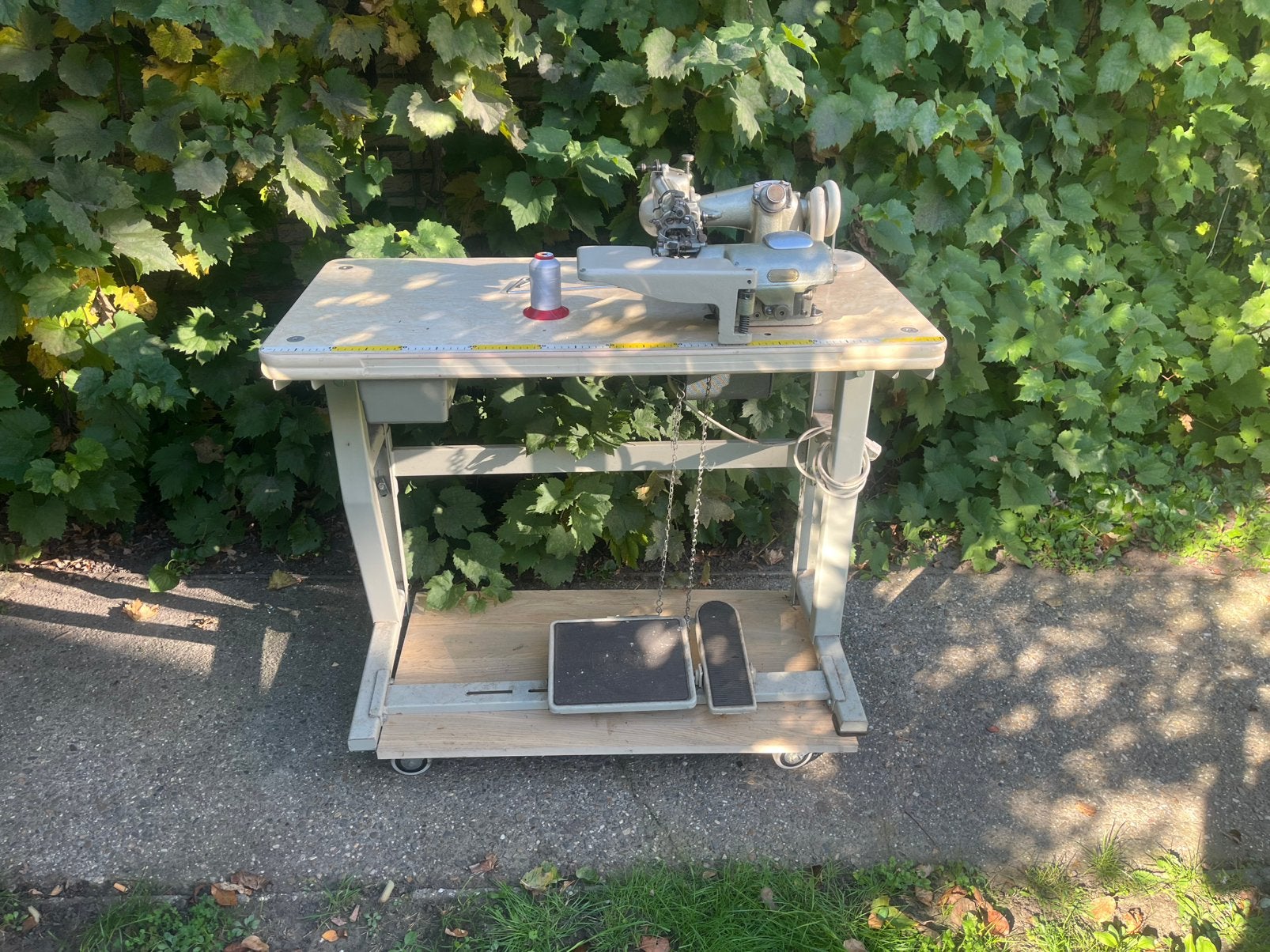 Industriële blindzoommachine – compleet met tafel en motor, Enlèvement, Comme neuf, Machine à coudre, Autres marques