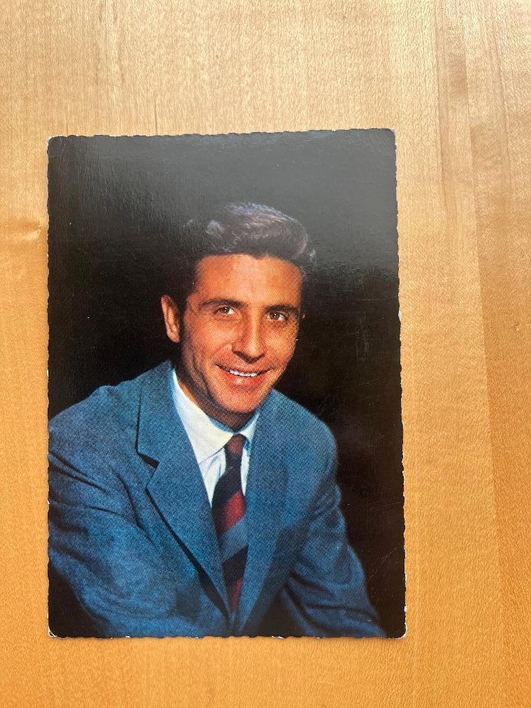 Postkaart met foto zanger Gilbert Bécaud -Jaren 1960, Verzenden, Gebruikt, Foto of Kaart