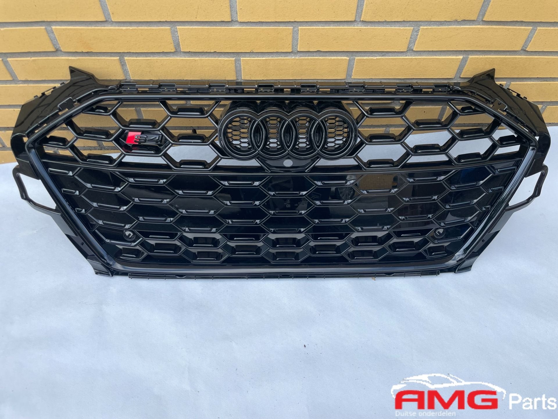 Logo de calandre noir Audi A4 S4 B9 8W ORIGINAL 8W0853651 DM, Neuf, AUDI AG, Auto-Union-Strasse 1
85045  Ingolstadt, DE, Audi