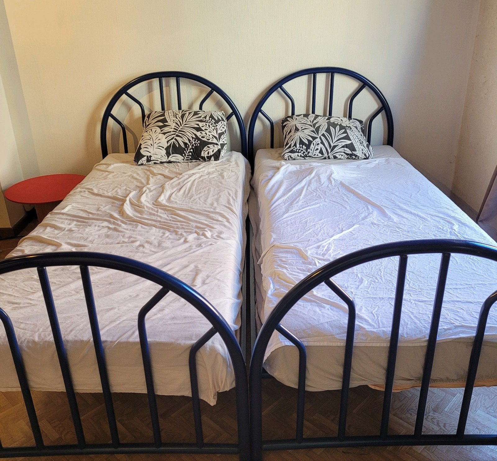 2 metalen vintage eenpersoonsbedden met matras, Ophalen, Metaal, 90 cm