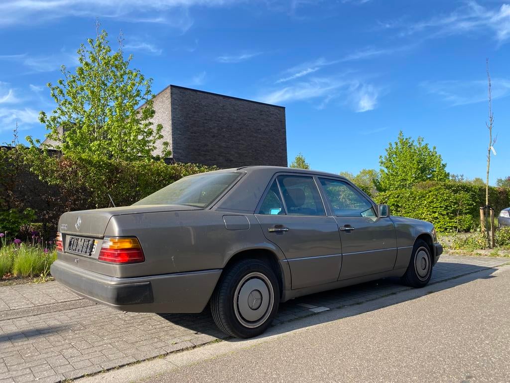 Mercedes 200D oldtimer, foto 2
