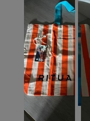 RITUALS strandtas nog nieuw in plastiek voor 5 euro, Bijoux, Sacs & Beauté, Enlèvement, Neuf, Autres couleurs