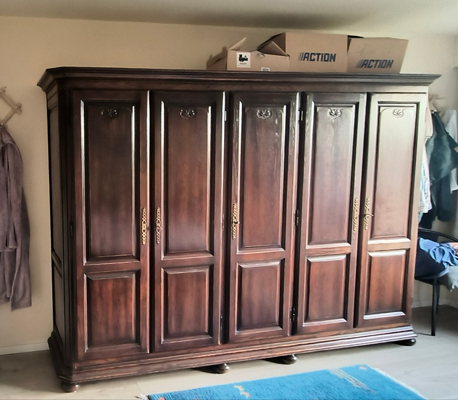Armoire en bois foncé, Enlèvement