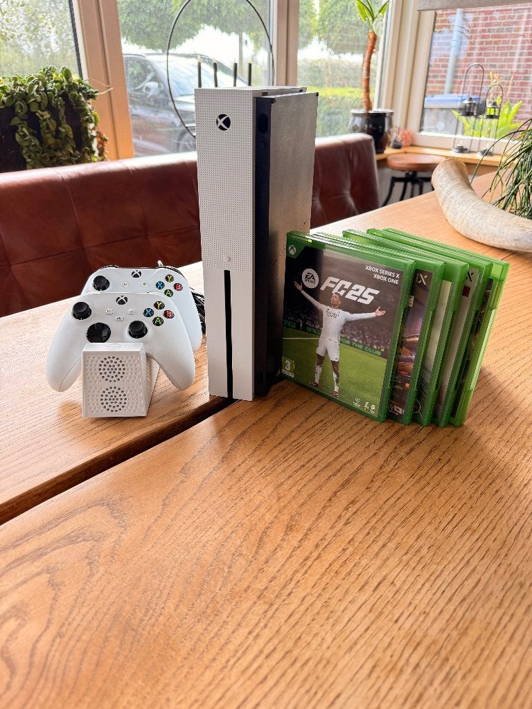 Xbox One S 1TB + 2 Controllers + 5 Games | FC 25 & F1 24, Games en Spelcomputers, Met games, Xbox One, Met 2 controllers, Ophalen of Verzenden