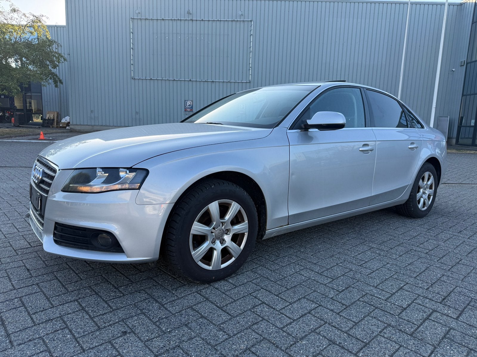 Audi A4 1.8 benzine bj 2011 129000 km goede staat, Auto's, Audi, Euro 5, Stof, Zwart, 4 cilinders