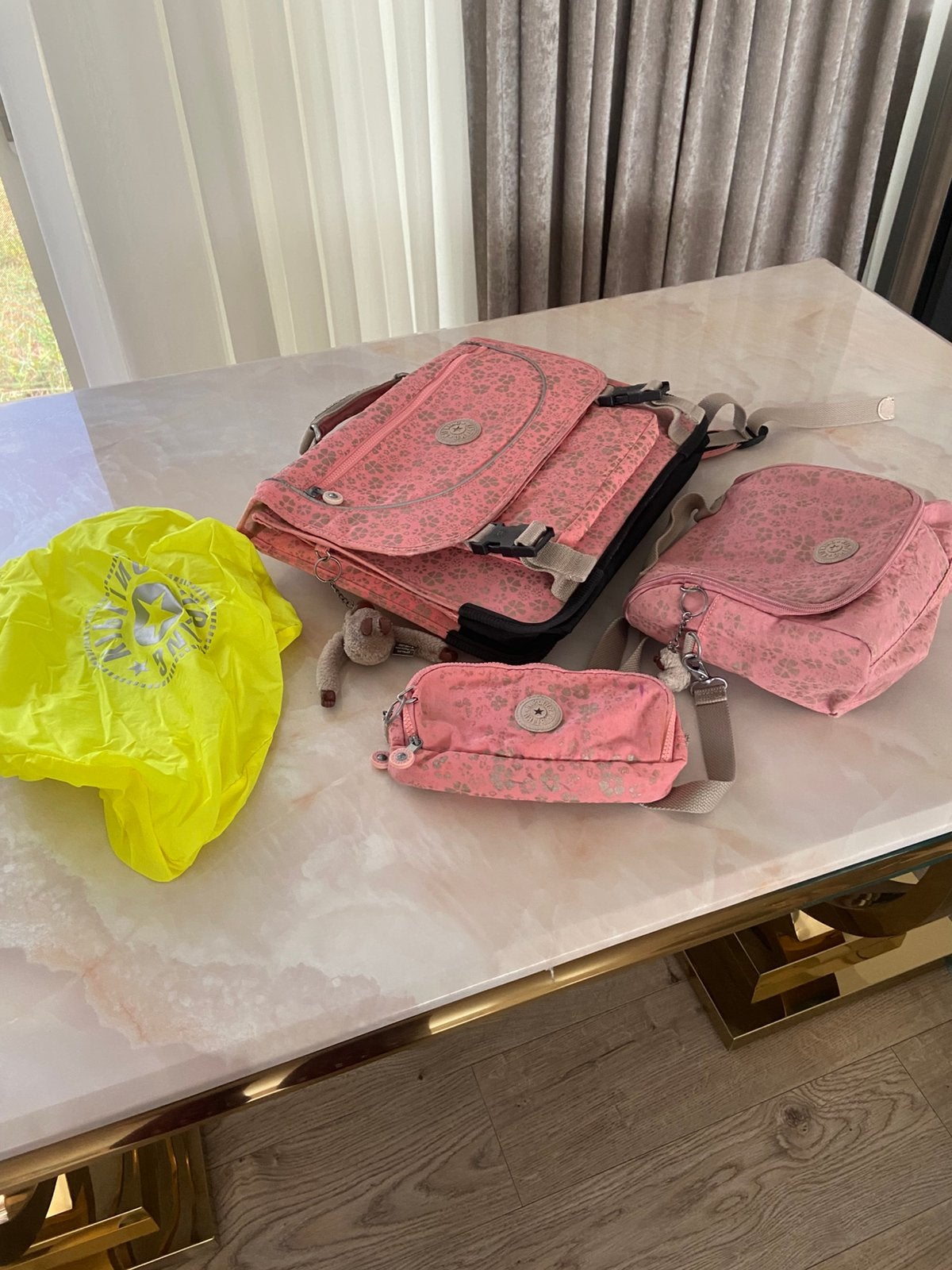 Cartable kipling, Enlèvement