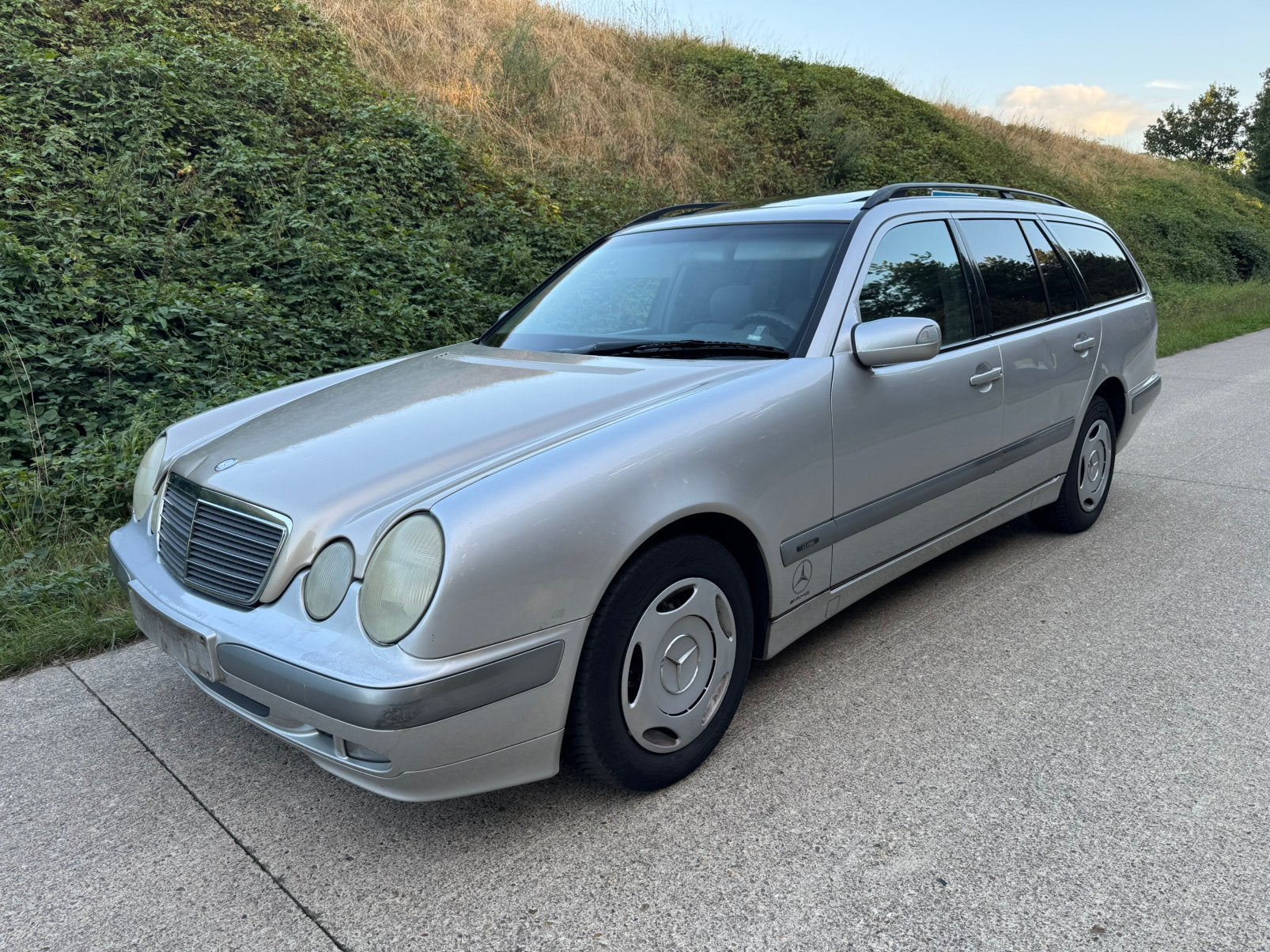 Mercedes E220 CDI W210 Automaat Open dak, Autos, Argent ou Gris, Achat, 110 kW, Carnet d'entretien