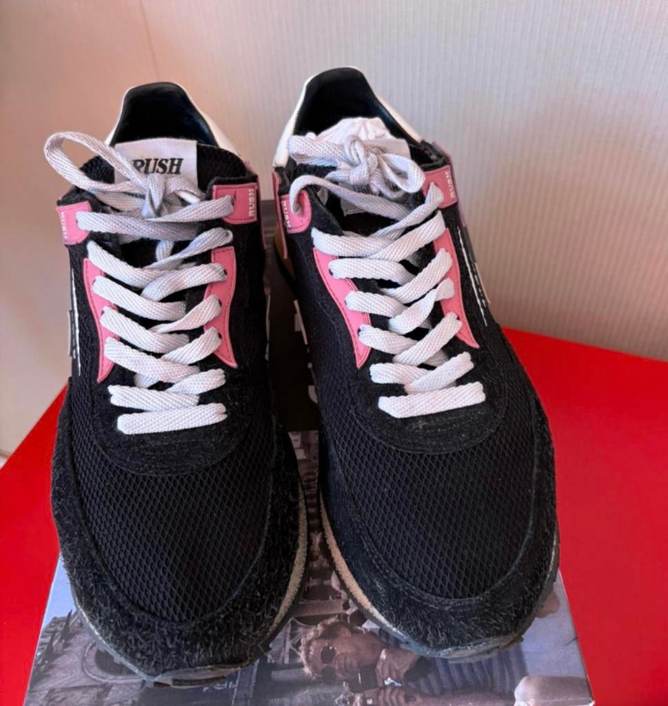 Sneakers van Ghoud, Ophalen, Gedragen, Sneakers