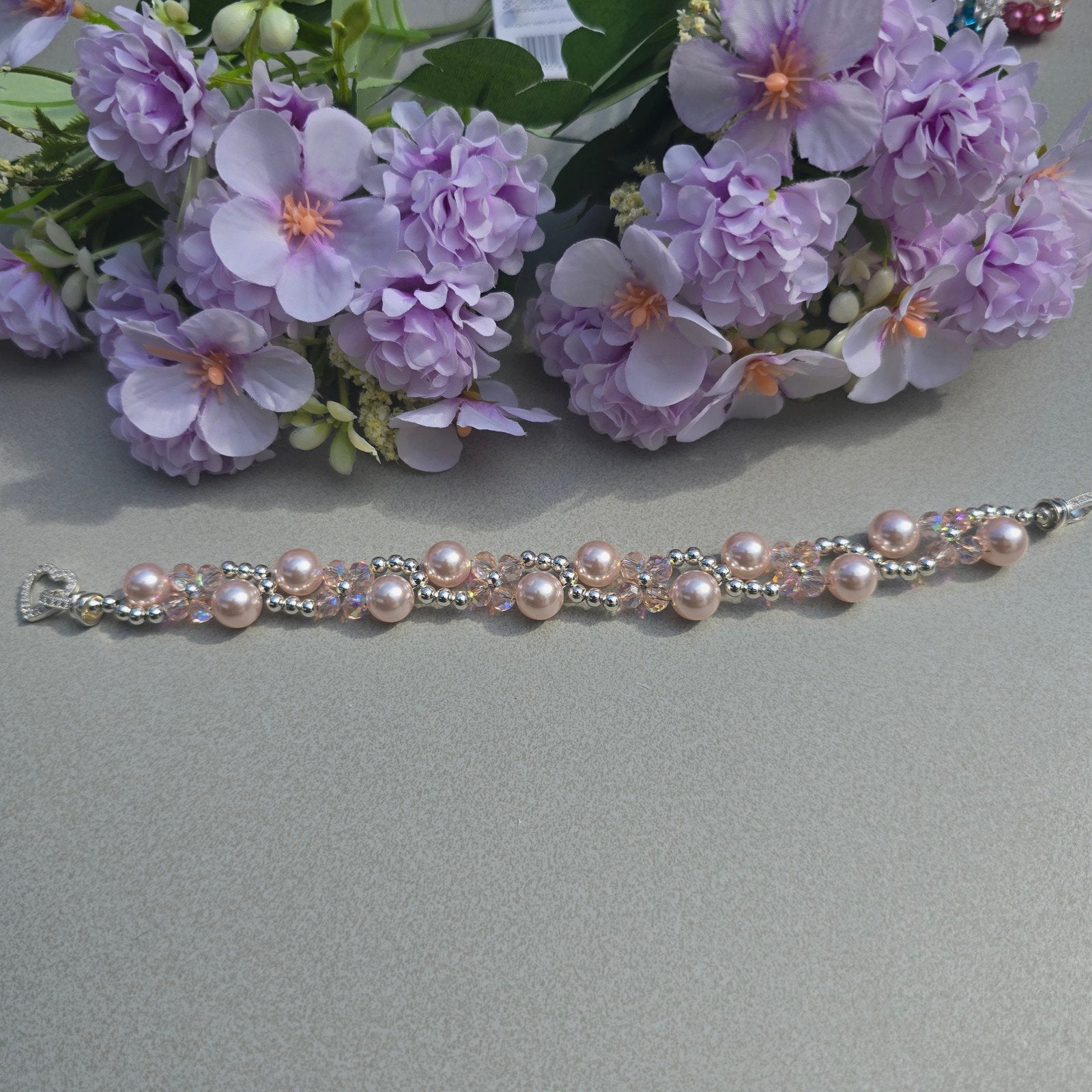 Handgemaakt armband met bicone en parels, Handtassen en Accessoires, Ophalen of Verzenden, Roze