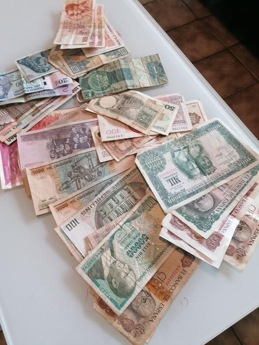liasse de billets de banque tous pays vintage, Enlèvement