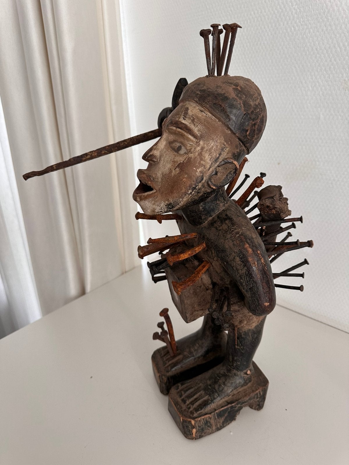 Porte-os Bakongo  Vili NKISI Nkondi Collection Bakwanga, Rouge, Afrique, Enlèvement ou Envoi, Sculpture