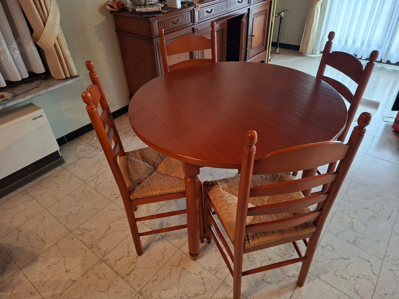 Gratis: ronde tafel met 4 stoelen met rieten zitvlak, Ophalen