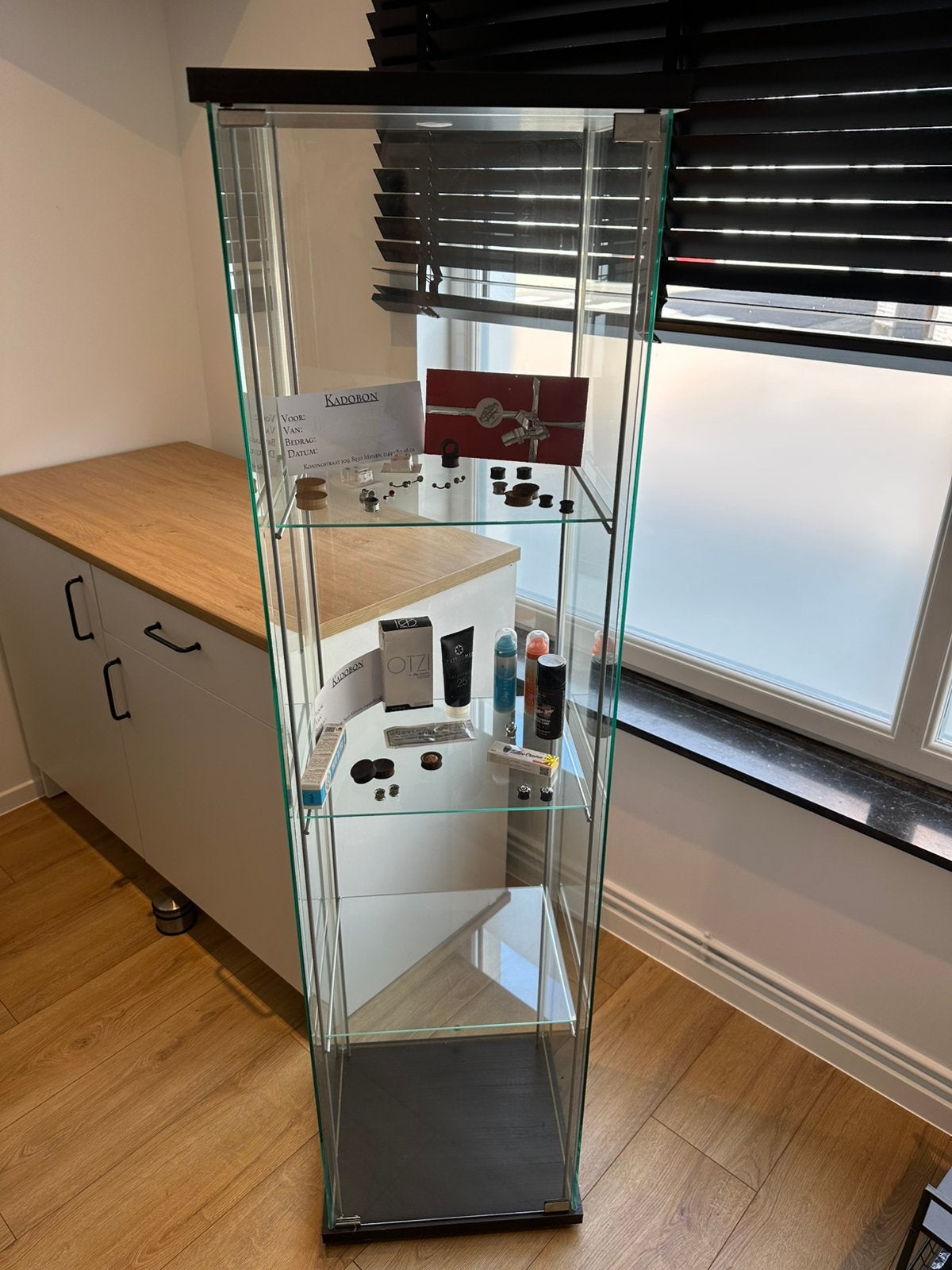 Vitrinekast in glas, Huis en Inrichting, Kasten | Vitrinekasten, Ophalen, Zo goed als nieuw, Glas