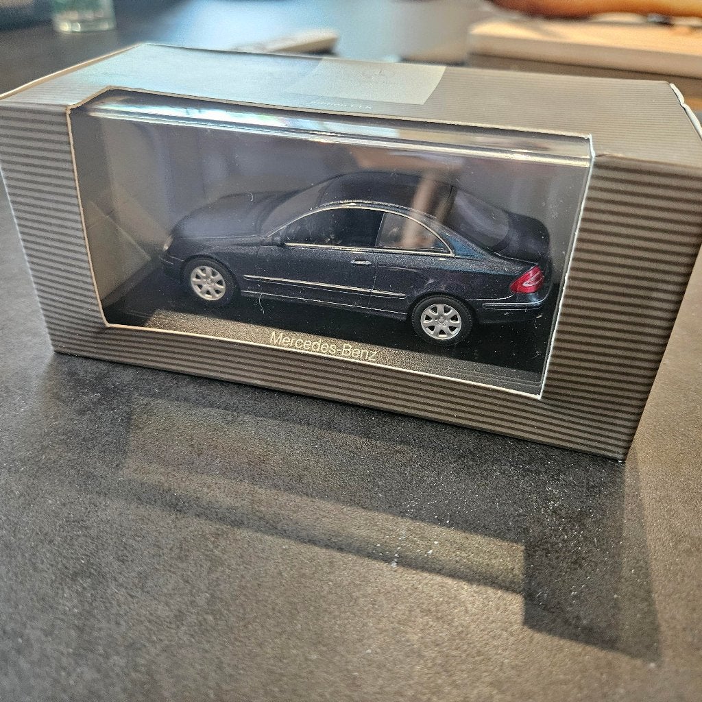 Minichamps Mercedes CLK bleue foncé 1/43, Enlèvement ou Envoi, Neuf, Voiture, MiniChamps