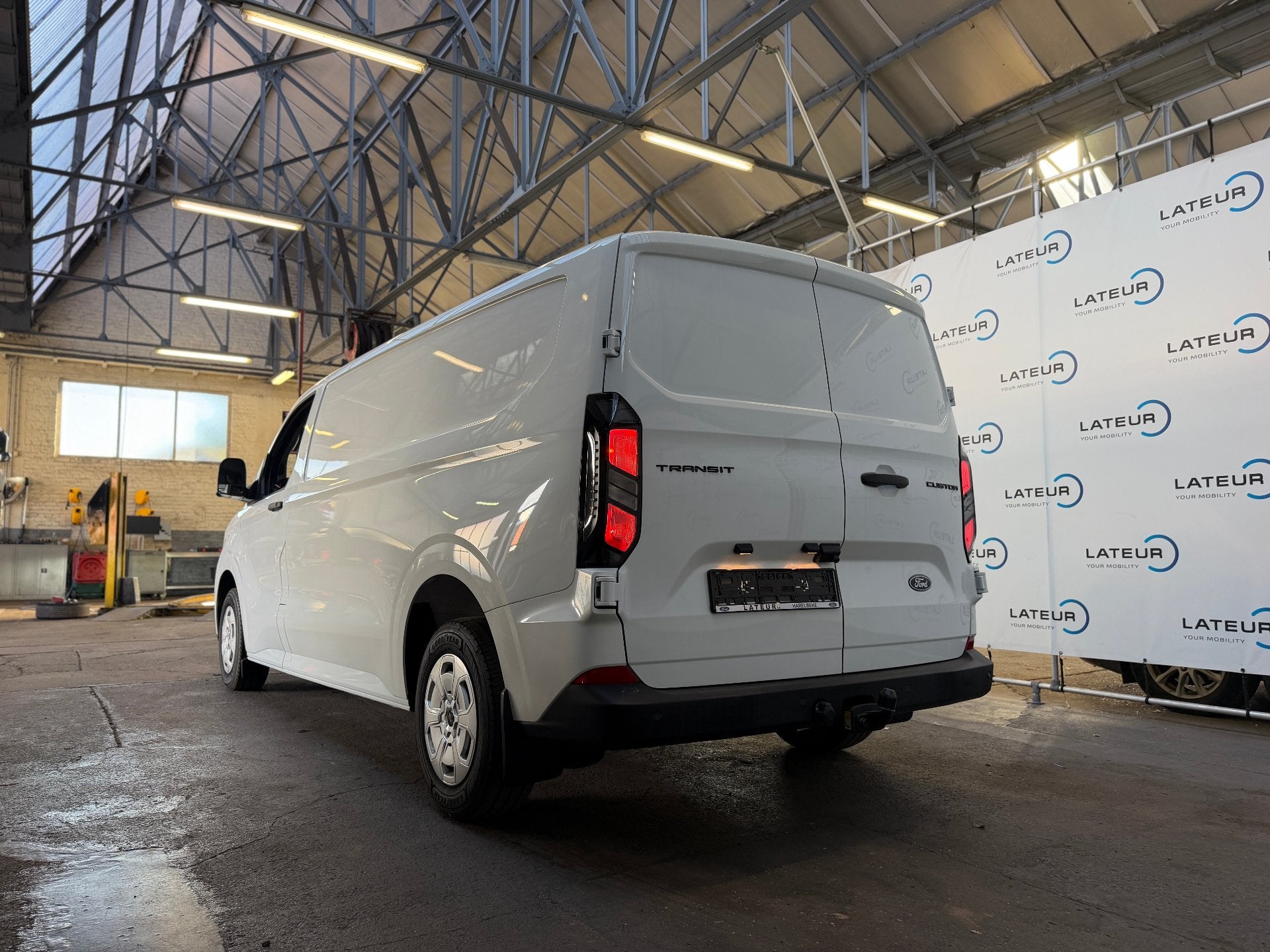 Ford Transit Custom 320L Trend 2.0 TD 136pk / 100Kw M6, Auto's, 100 kW, Stof, Gebruikt, Euro 6