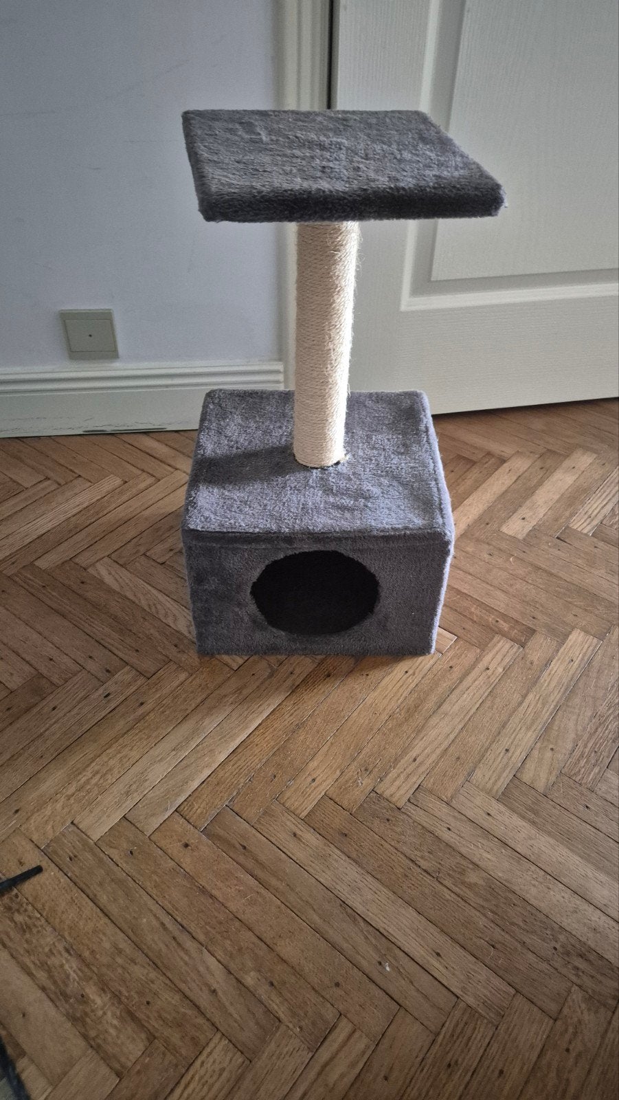 Petit arbre à chat gris avec niche et griffoir – bon état, Enlèvement, Comme neuf, Griffoir