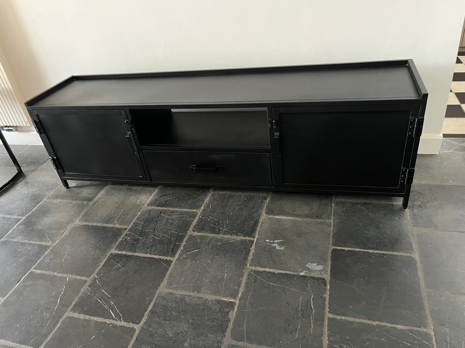 Zwart metalen tv meubel B180cm H52cm D40cm, Huis en Inrichting, Ophalen, 150 tot 200 cm, Zo goed als nieuw, Minder dan 100 cm