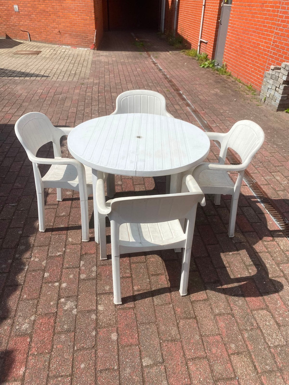 table de jardin ronde blanche avec 4 chaises encore en très, Enlèvement